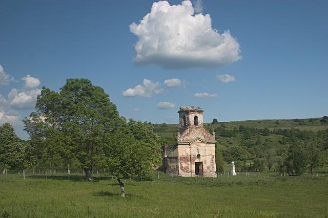 Ruine der orthodoxen Kirchen in Nadas.jpg